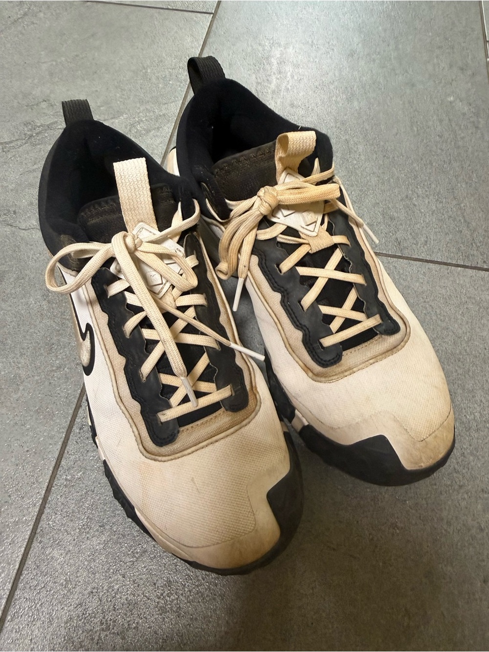 Nike Men's Black and white baseball turf cleats